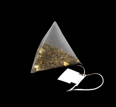 Siyah zemin üzerinde yeşil çay bulunan üçgen piramit torbası.