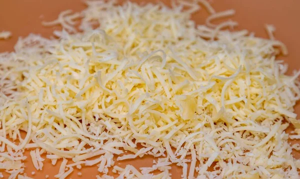 Den Käse Auf Einer Kleinen Reibe Reiben — Stockfoto