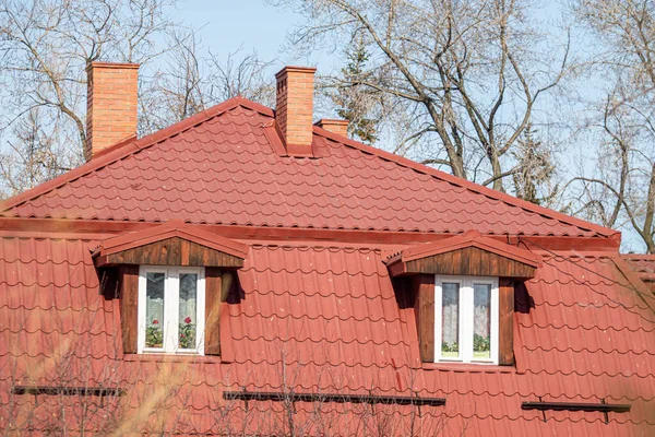 Mattone Rosso Piastrelle Casa Nella Foresta Invernale — Foto Stock