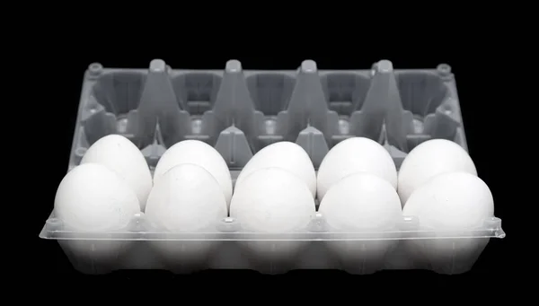 Siyah Arka Planda Bir Düzine Yumurta — Stok fotoğraf