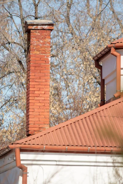 Mattone Rosso Piastrelle Casa Nella Foresta Invernale — Foto Stock