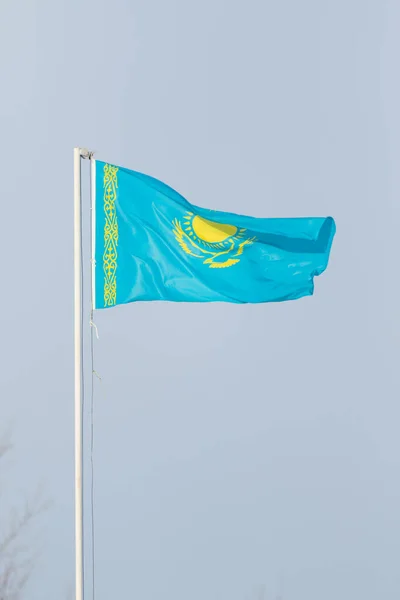 Bandeira Cazaquistão Contra Céu Azul — Fotografia de Stock