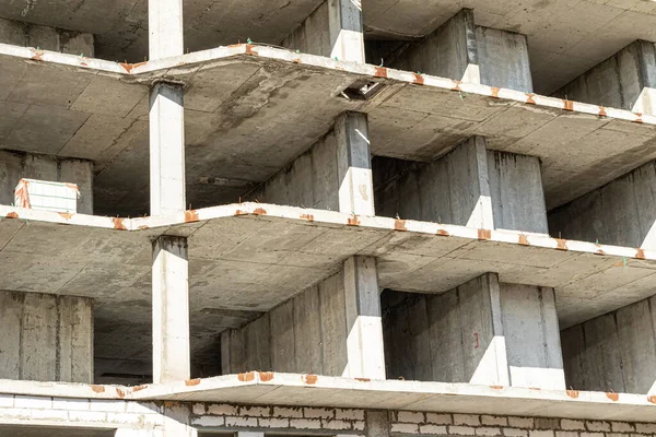 Tek katlı, çok katlı bir bina, beton duvarlar, doğa..