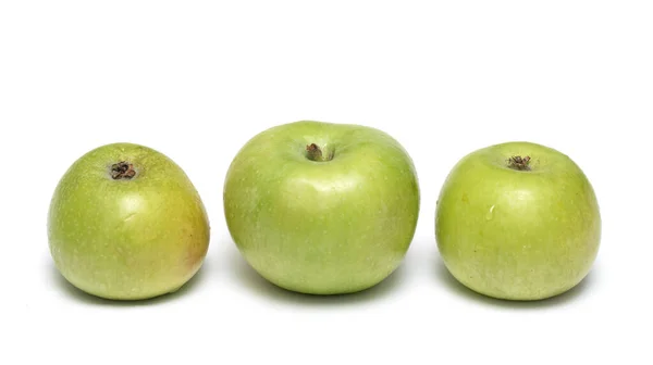 Beyaz Arkaplanda Yeşil Elmalar Izole Edilmiş — Stok fotoğraf