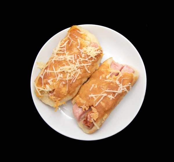 プレートの上にソーセージとチーズと揚げパイ — ストック写真