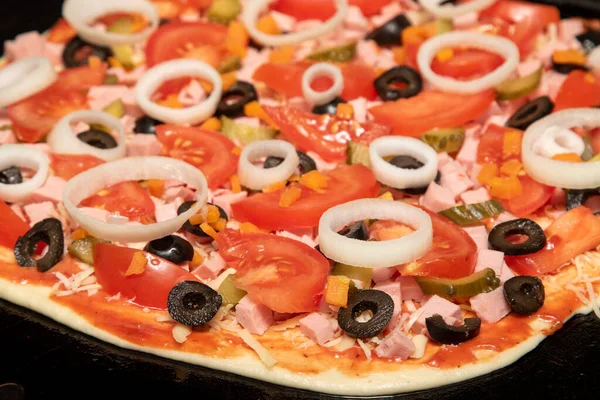 Pizza, hamur üzerinde bir sürü malzeme var..