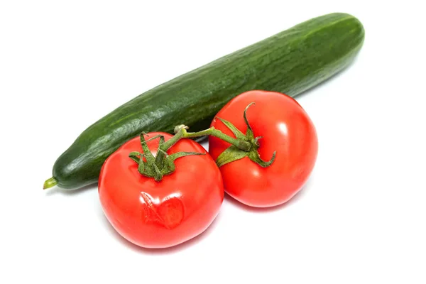 Groene Lange Komkommer Rode Tomaten Een Witte Achtergrond — Stockfoto