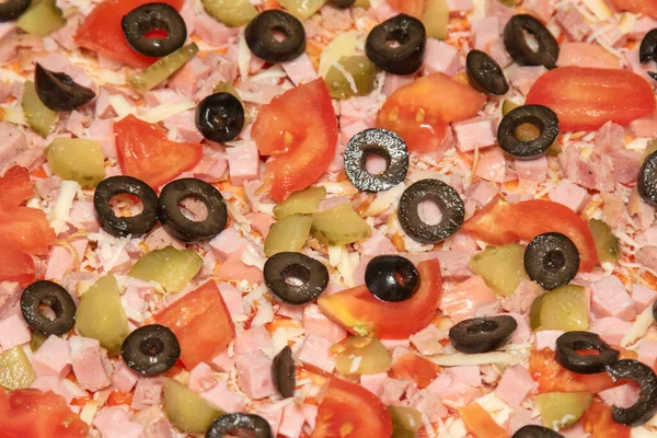 Pizza Vista Superior Tomates Salsicha Queijo Tomates Azeitonas — Fotografia de Stock
