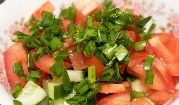 Salade Tomaten Komkommers Groene Uien Close — Stockfoto