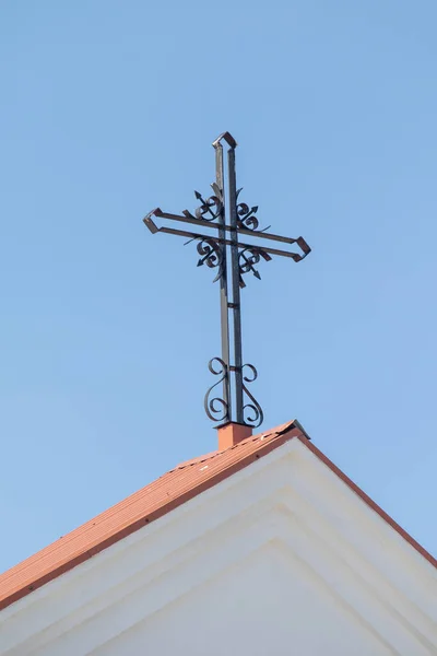 Cruz Católica Sobre Techo Blanco Contra Cielo Azul — Foto de Stock