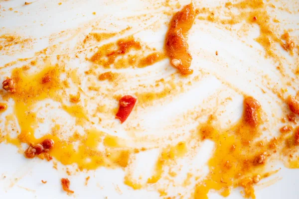 带有番茄酱和脂肪斑点的肮脏菜肴的白色背景 — 图库照片