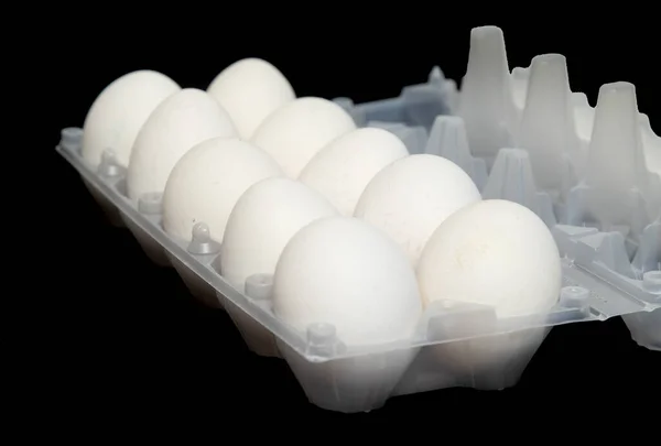 Ein Dutzend Eier Auf Schwarzem Hintergrund — Stockfoto