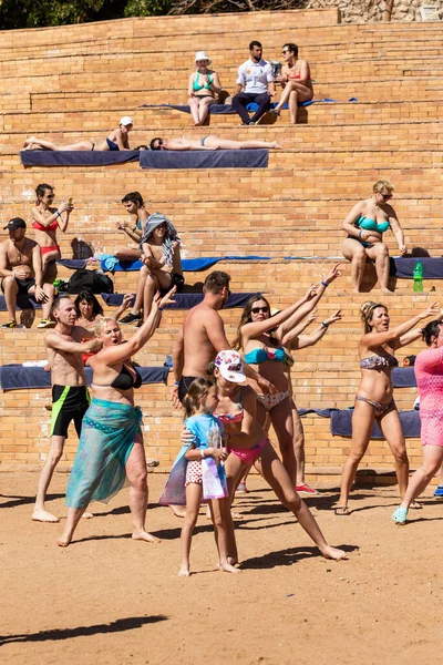 Sharm Sheikh Egipto Febrero 2020 Niñas Mujeres Hombres Bailando Orilla —  Fotos de Stock