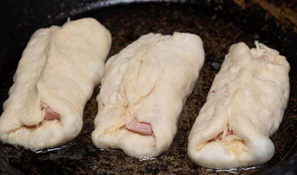 Смажені Пироги Сосискою Сиром Сковороді — стокове фото