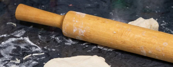 Rouleau Pâtisserie Bois Pour Dérouler Pâte Sur Table — Photo