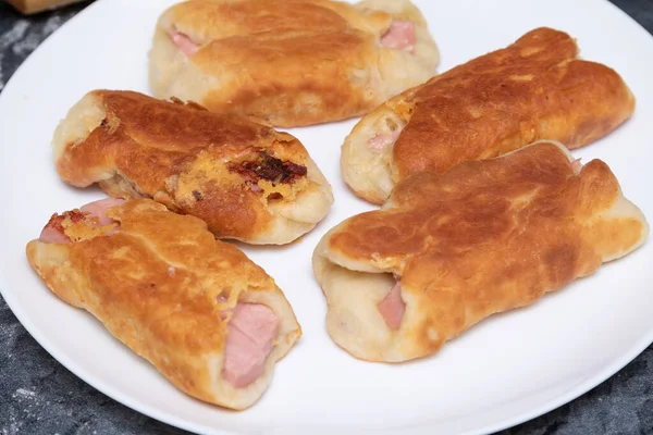 Gebratene Kuchen Mit Wurst Und Käse Auf Einem Teller — Stockfoto