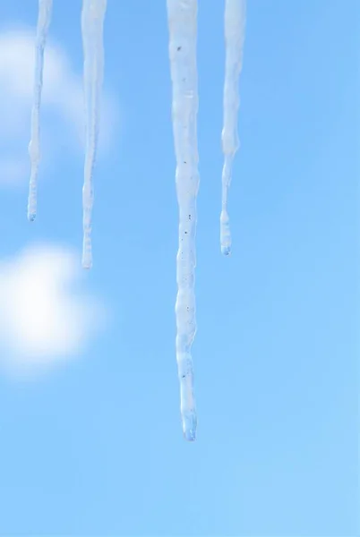 Istappar Mot Blå Himmel Med Moln — Stockfoto