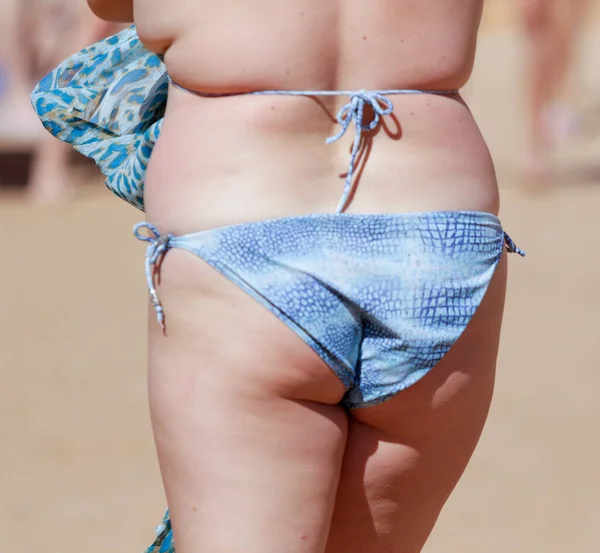 砂浜のビーチで水着の女性の女の子 クローズアップ — ストック写真
