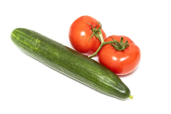 Grön Lång Gurka Och Röda Tomater Vit Bakgrund — Stockfoto