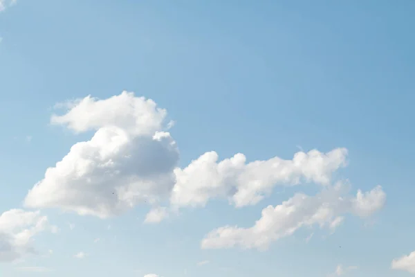 Weiße Reliefwolken Blauen Himmel Der Hintergrund Der Wolken Die Über — Stockfoto