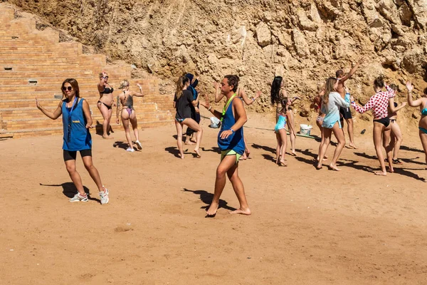 Sharm Sheikh Egypte Februari 2020 Meisjes Vrouwen Mannen Dansen Aan — Stockfoto