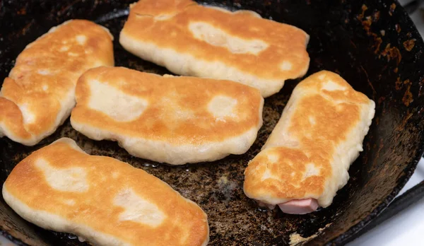Смажені Пироги Сосискою Сиром Сковороді — стокове фото