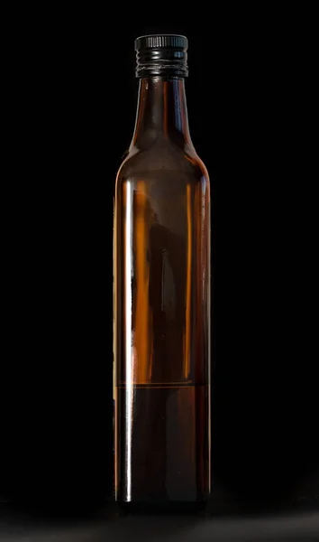 黒の背景に隔離されたガラス瓶 — ストック写真