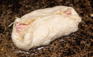 Tavada sosisli ve peynirli kızarmış turtalar..