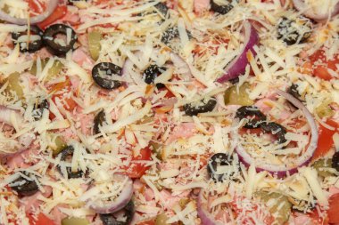 Pizza manzaralı, domates sosisli, peynirli domates zeytinli..