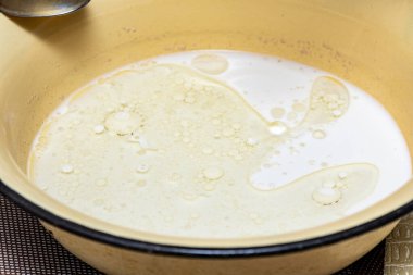 Hamur hazırlama, süt unu şekeri, kaşık karıştırma..