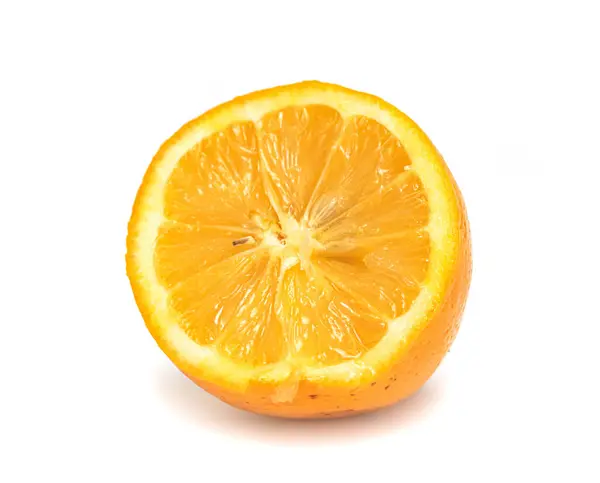 白い背景に黄色のレモンの半分 — ストック写真