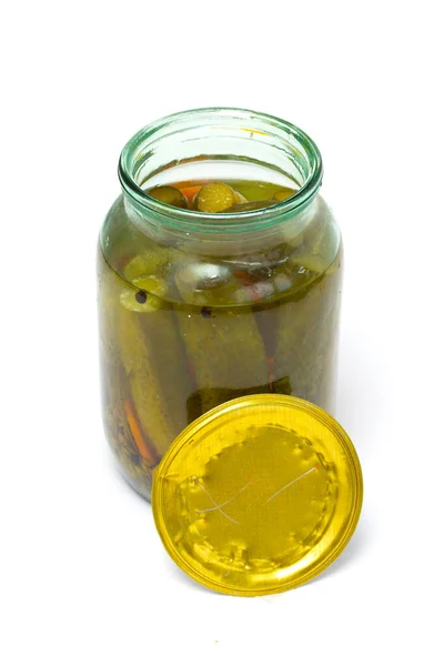 玻璃瓶 黄瓜泡菜 白色背景 — 图库照片