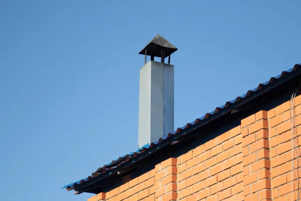 Metallrohr Auf Dem Hausdach Gegen Den Himmel — Stockfoto