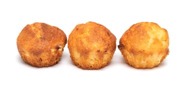 Beyaz arka planda puf kek brownisi.