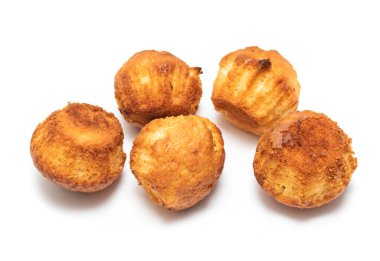 Beyaz arka planda puf kek brownisi.