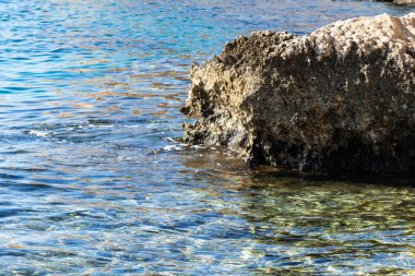 Kıyı kayalıklarında deniz suyu damlaları.