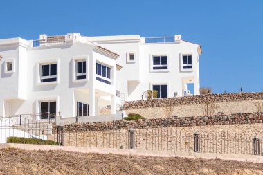 Sharm el Sheikh, Mısır - 28 Ocak 2020: Mısır 'da beyaz villalar. Deniz, havuz, mavi gökyüzünün arka planında plaj. Lüks evlerde deniz tatili.
