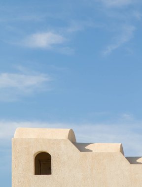 Orta Doğu 'daki binalar, Arap evleri, beyaz sıva. Mavi gökyüzüne karşı, sıcak yaz.