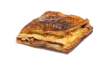 Beyaz arka planda puf kek brownisi.