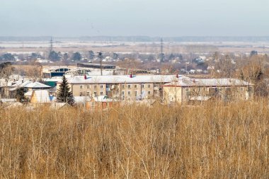 Kış karlı manzarası, uzaktaki kentsel konut manzarası..