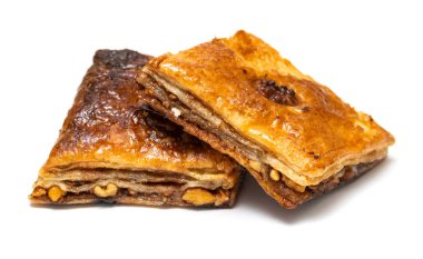 Beyaz arka planda puf kek brownisi.