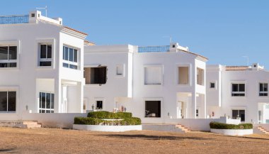 Sharm el Sheikh, Mısır - 28 Ocak 2020: Mısır 'da beyaz villalar. Deniz, havuz, mavi gökyüzünün arka planında plaj. Lüks evlerde deniz tatili.