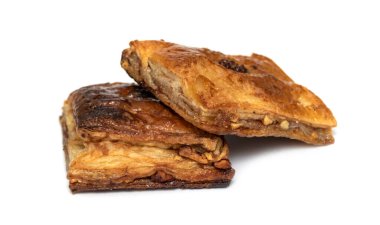 Beyaz arka planda puf kek brownisi.