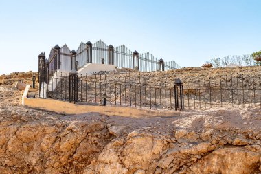 Afrika çölünde metal çitler, doğa..