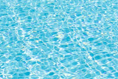 Su yüzeyi arka planı. Güneş yansımalı mavi havuz suyu. Havuzda su dalgaları.