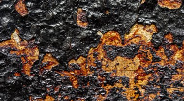 Arka planda metal külleri olan siyah bir doku. Tavanın yüzeyi kömürleşmiş..