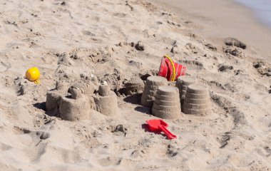 Kumda parlak plastik çocuk oyuncakları. Çocuklar için plaj tatili kavramı.