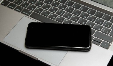 Telefonlu dizüstü bilgisayar klavyesi.