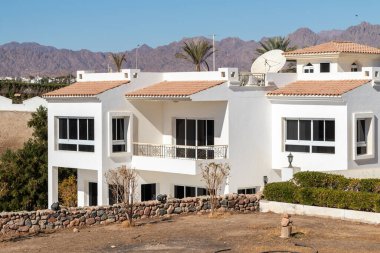 Sharm el Sheikh, Mısır - 28 Ocak 2020: Mısır 'da beyaz villalar. Deniz, havuz, mavi gökyüzünün arka planında plaj. Lüks evlerde deniz tatili.