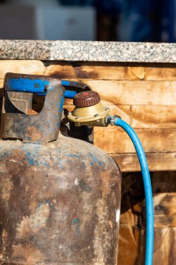 Eski benzin şişesi, hortum montu..